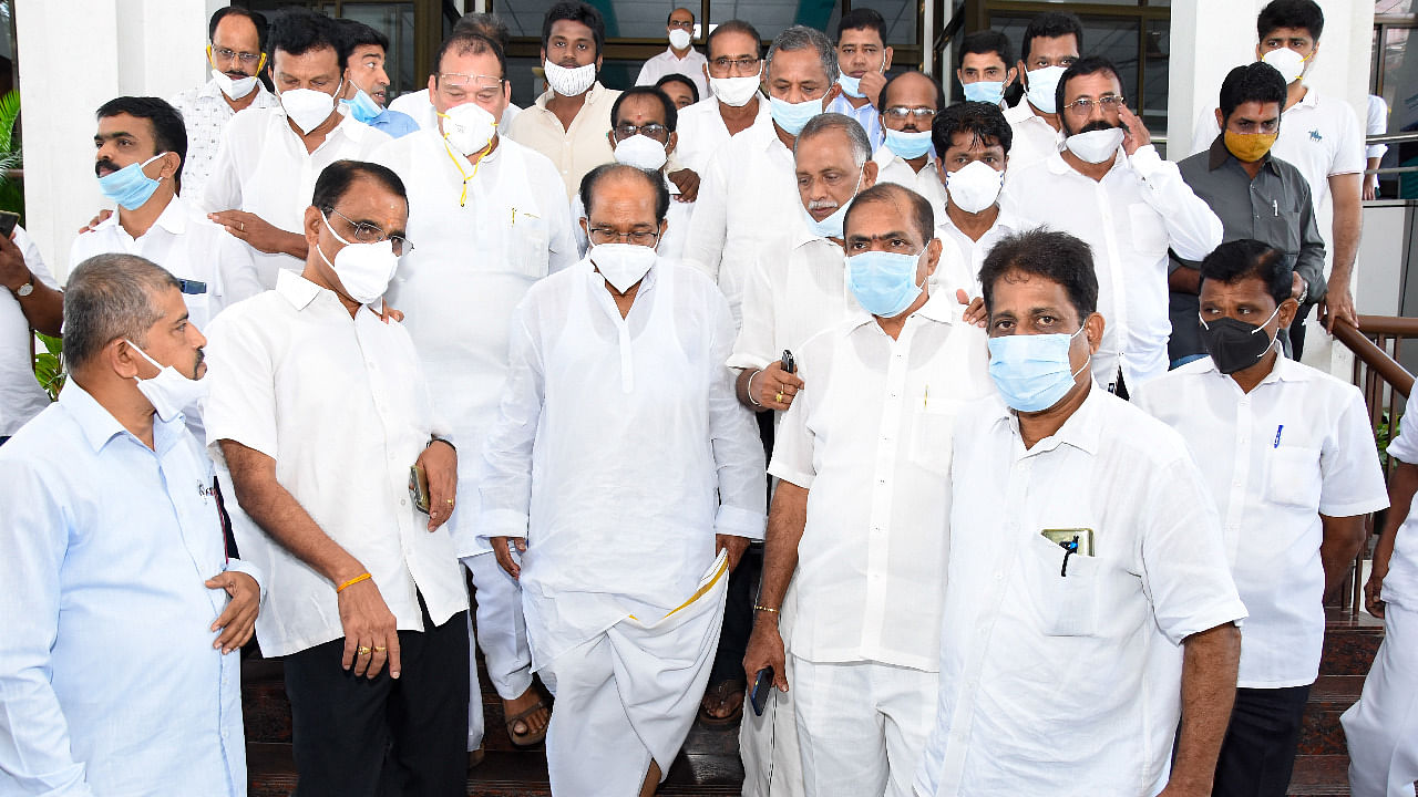 Former union minister M Veerappa Moily coming out of Yenepoya Superspeciality hospital in Mangaluru after visiting former Union Minister Oscar Fernandes. Credit: DH Photo