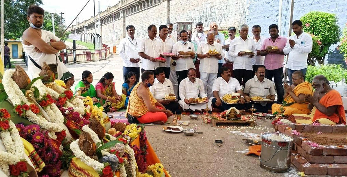 JD(S) leaders participate in a special homa at KRS dam, in Srirangapatna taluk, Mandya district, on Monday. Credit: DH Photo
