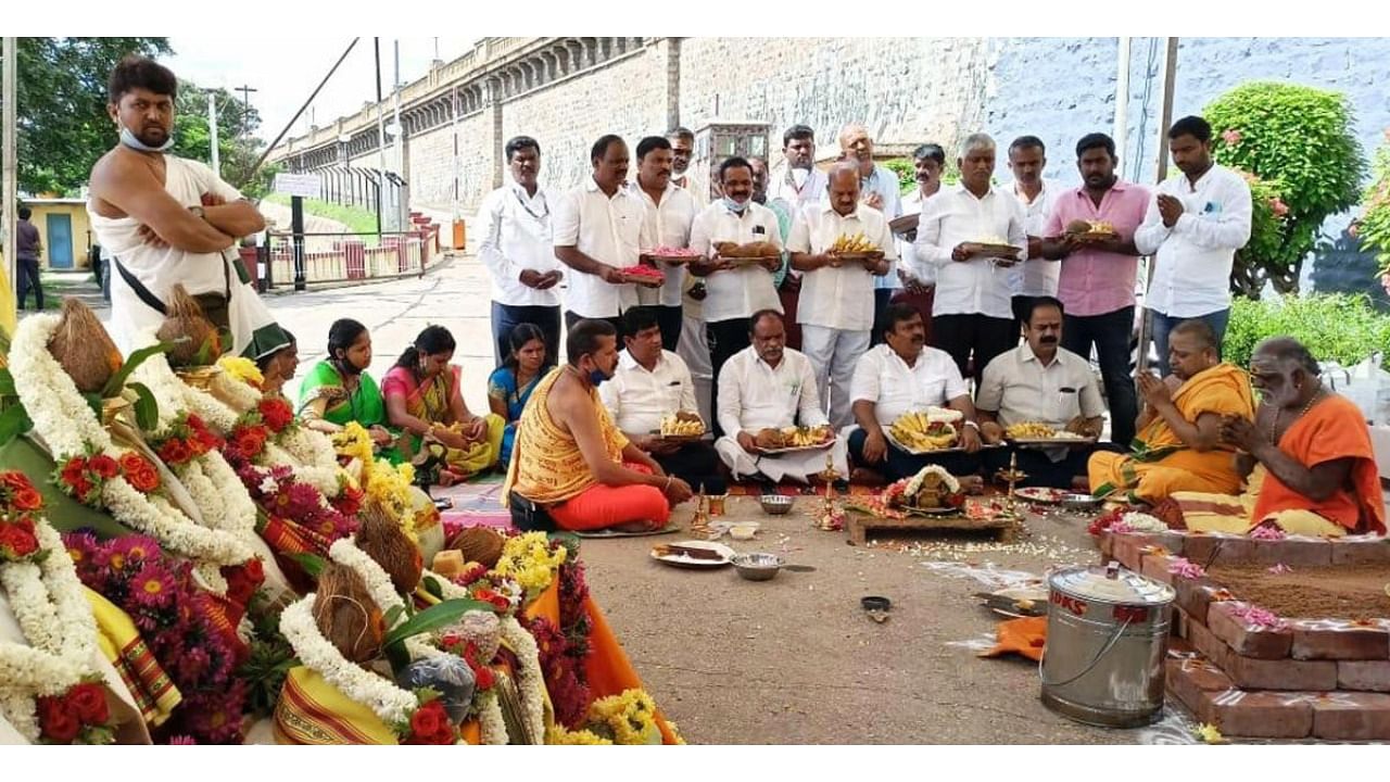 JD(S) leaders participate in a special Homa performed at KRS dam in Srirangapatna taluk on Monday. Credit: DH photo