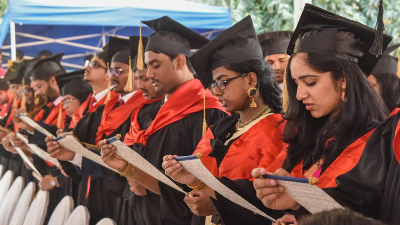 Students taking Hippocratic Oath at Graduation Day of Bangalore Medical College and Research Institute(BMCRI) in Bengaluru. Credit: DH file photo