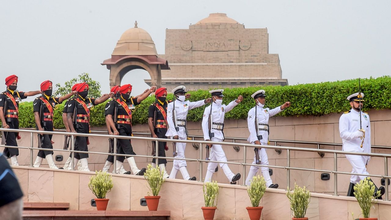 Soldiers pay tribute to the martyrs of Kargil war on the occasion of Kargil Vijay Diwas, at National War Memorial in New Delhi, Monday, July 26, 2021. Credit: PTI Photo