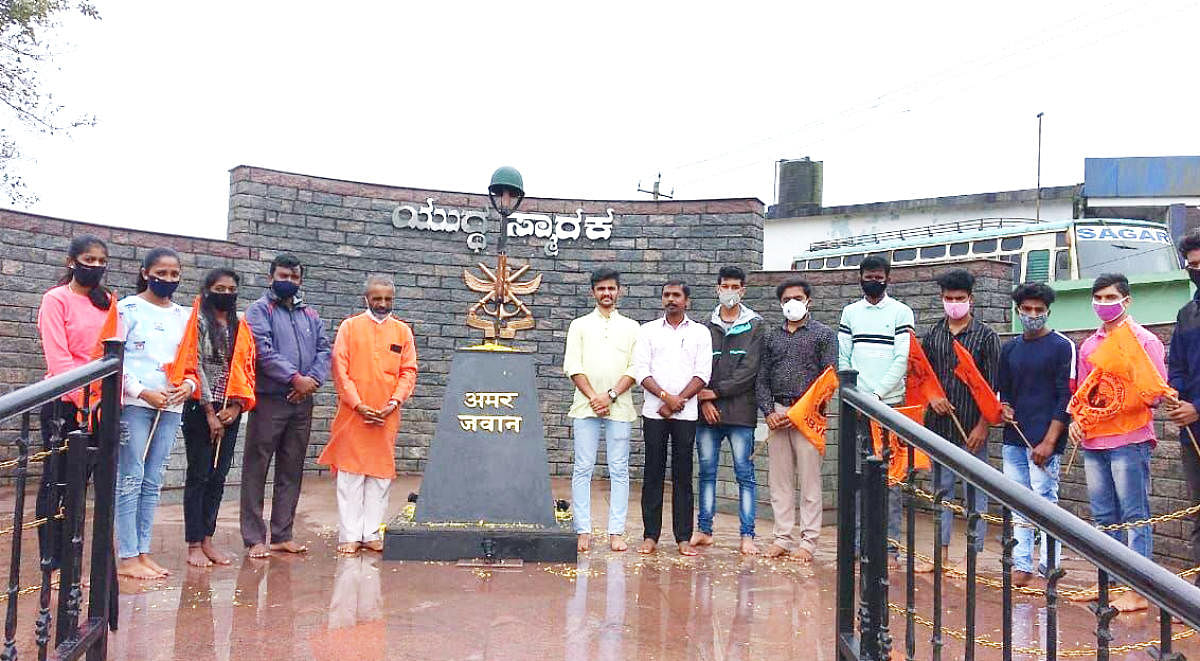 Members of ABVP observe Kargil Vijay Diwas at the war memorial in Kodagu. Credit: special arrangement