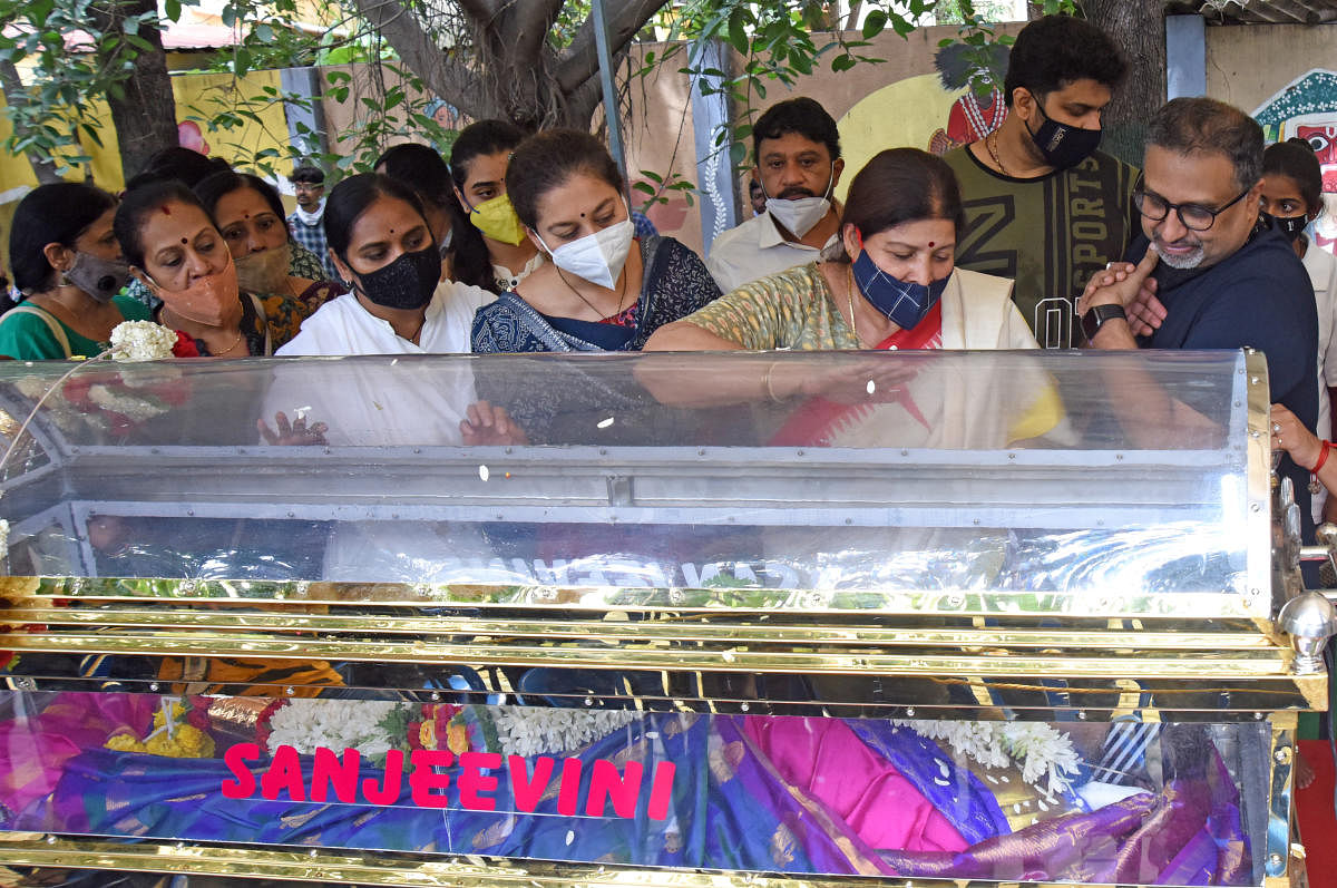 Actors Jayamala, Sudharani and Srujan Lokesh pay last respects to the mortal remains of actor Jayanthi at Ravindra Kalakshetra in Bengaluru on Monday. Credit: DH photo