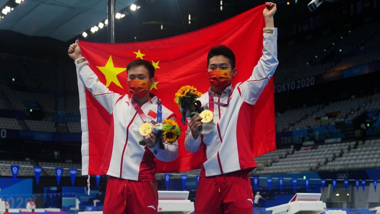 Zongyuanv Wang of China and Siyi Xie of China pose with the gold medal. Credit: Reuters photo