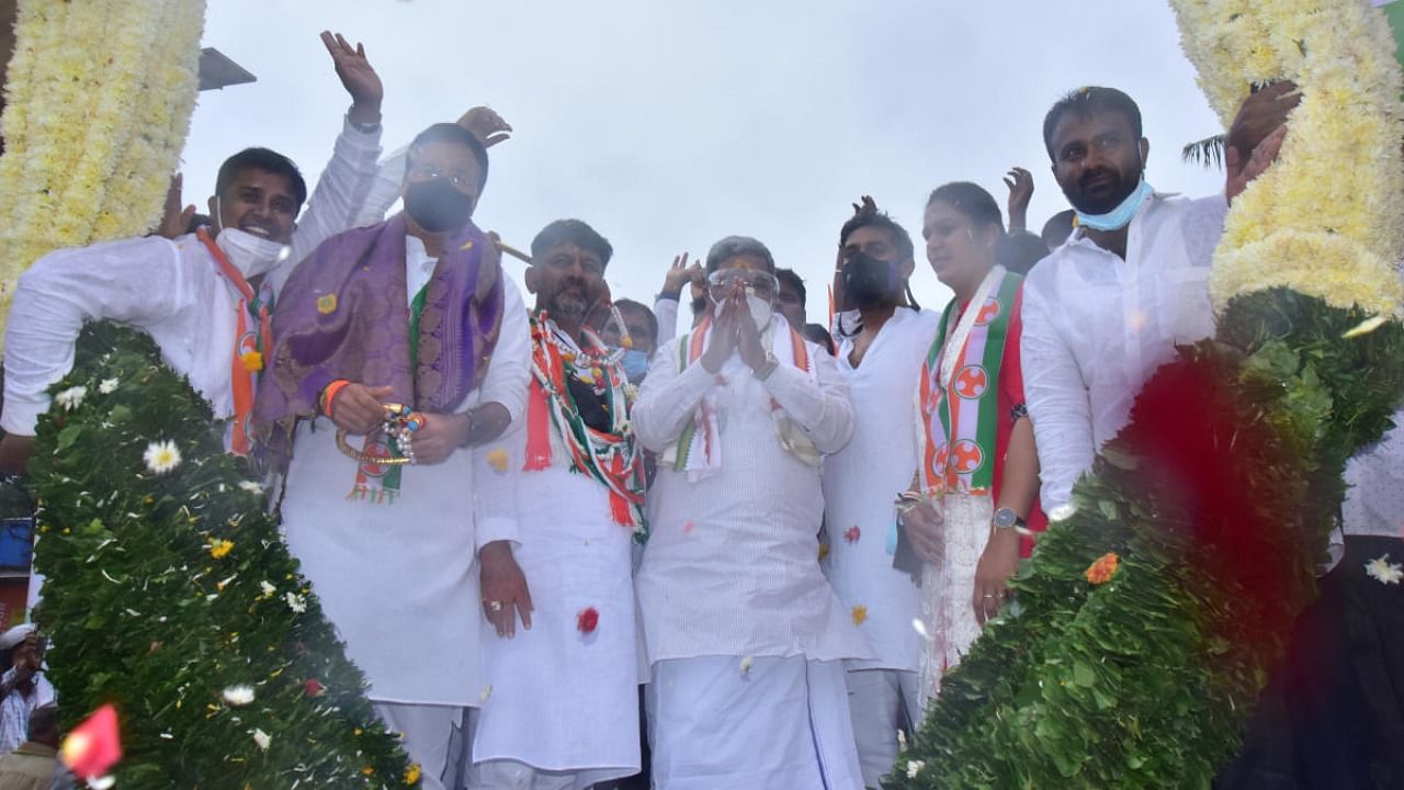 Randeep Singh Surjewala, D K Shivakumar and Siddaramaiah being welcomed by Congress workers in Hubballi on Thursday. Credit: DH photo