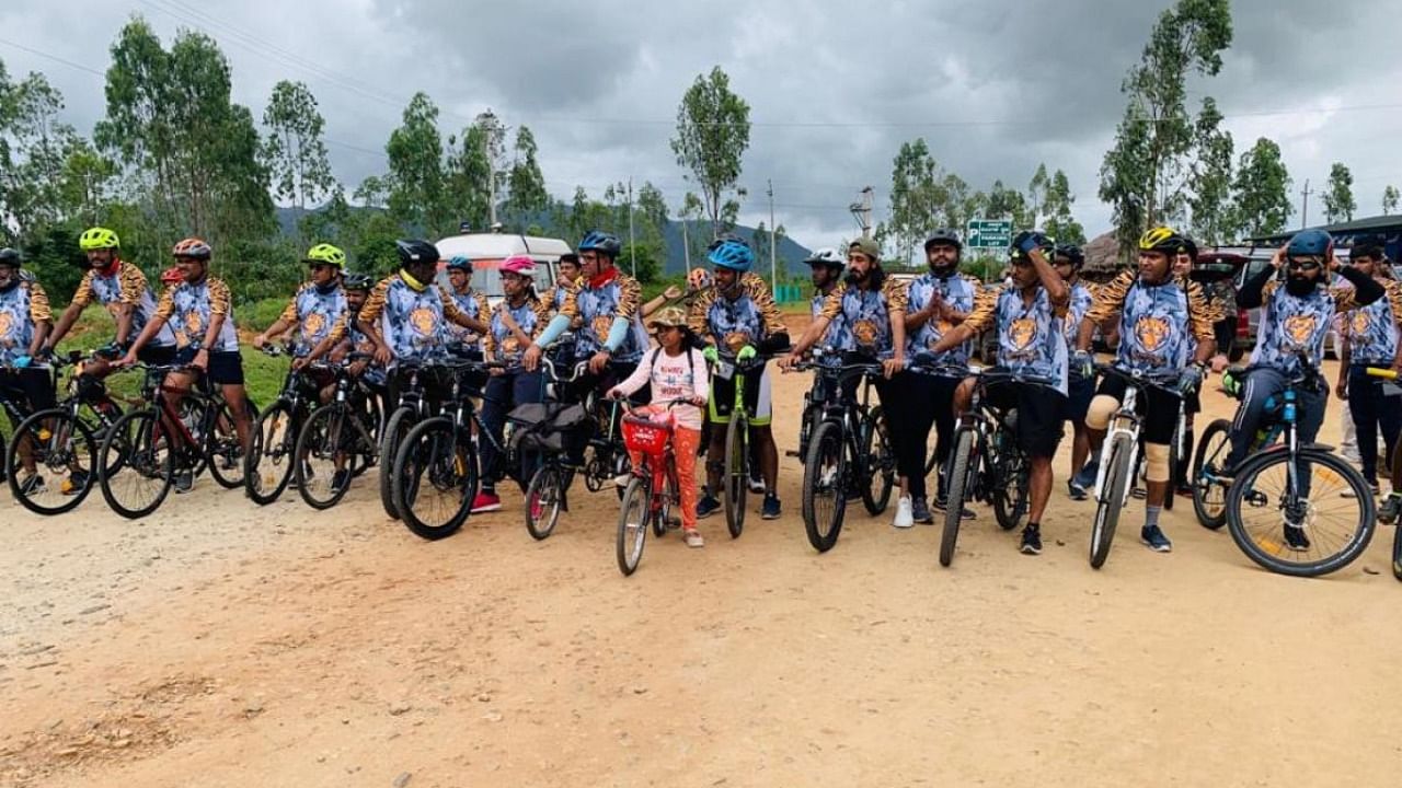 A bicycle jatha, as part of International Tiger Day, kick-starts at Melukamanahalli in Gundlupet taluk of Chamarajanagar district on Thursday. Credit: DH Photo