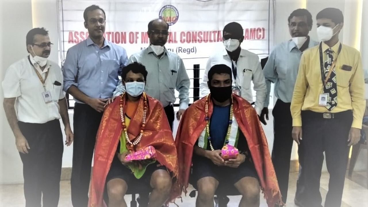 Dr Justin A Gopaldas, consultant, critical care medicine, and Dr Nikhil Narayanaswamy were felicitated on reaching Mangaluru on cycle from Bengaluru, by IMA and AMC office-bearers in Mangaluru. Credit: Special Arrangement