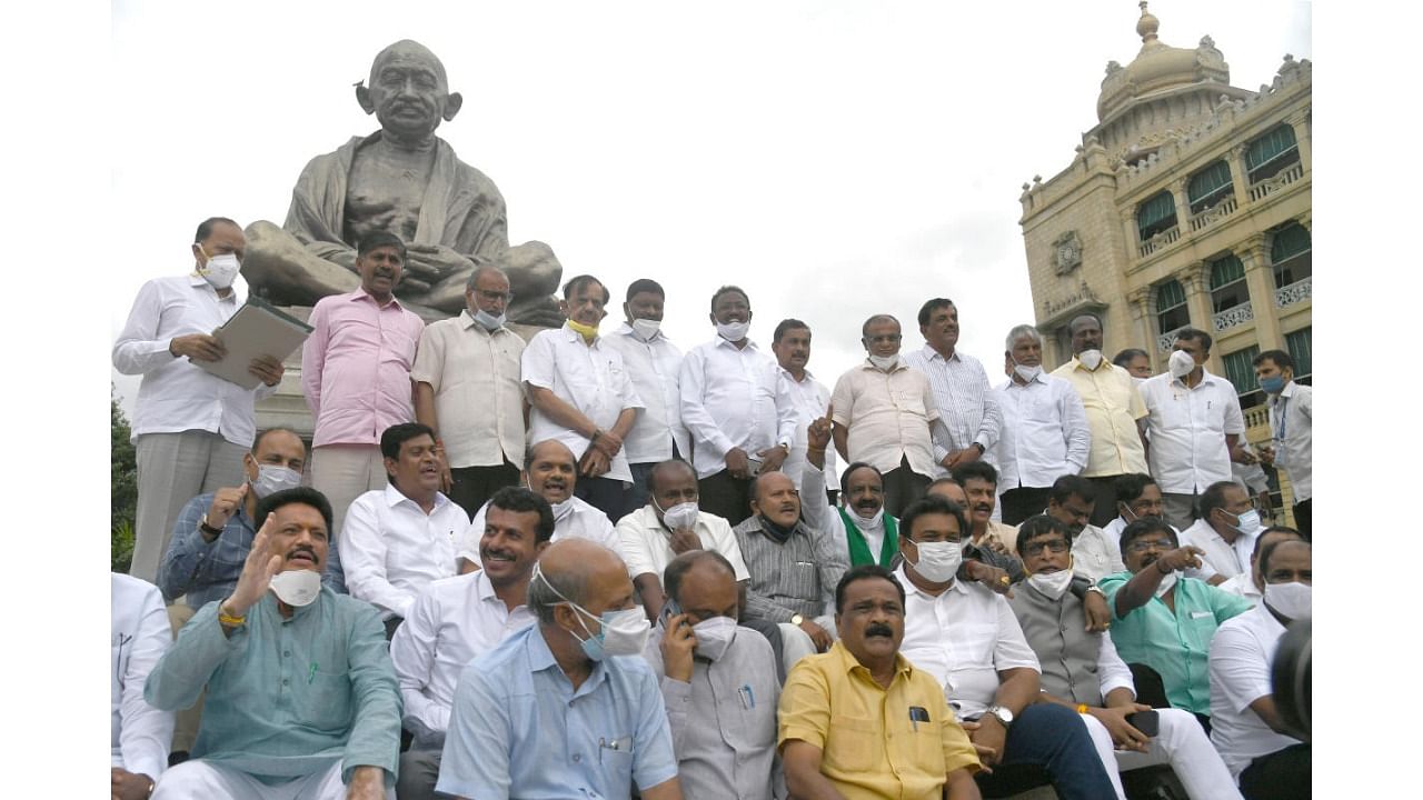 JD(S) legislature party leader H D Kumaraswamy, party legislators and the leaders stage a sit-in in front of Mahatma Gandhi statue on the premises of Vidhana Soudha on Thursday, condemning the Centre's apathy towards the irrigation and drinking water projects in Karnataka. Credit: DH Photo/S K DINESH