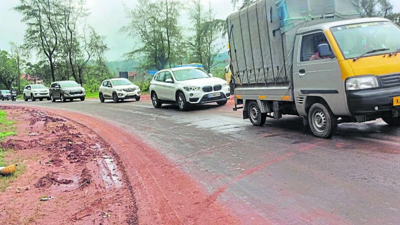 Vehicles queued up on Charmadi Ghat. DH Photo