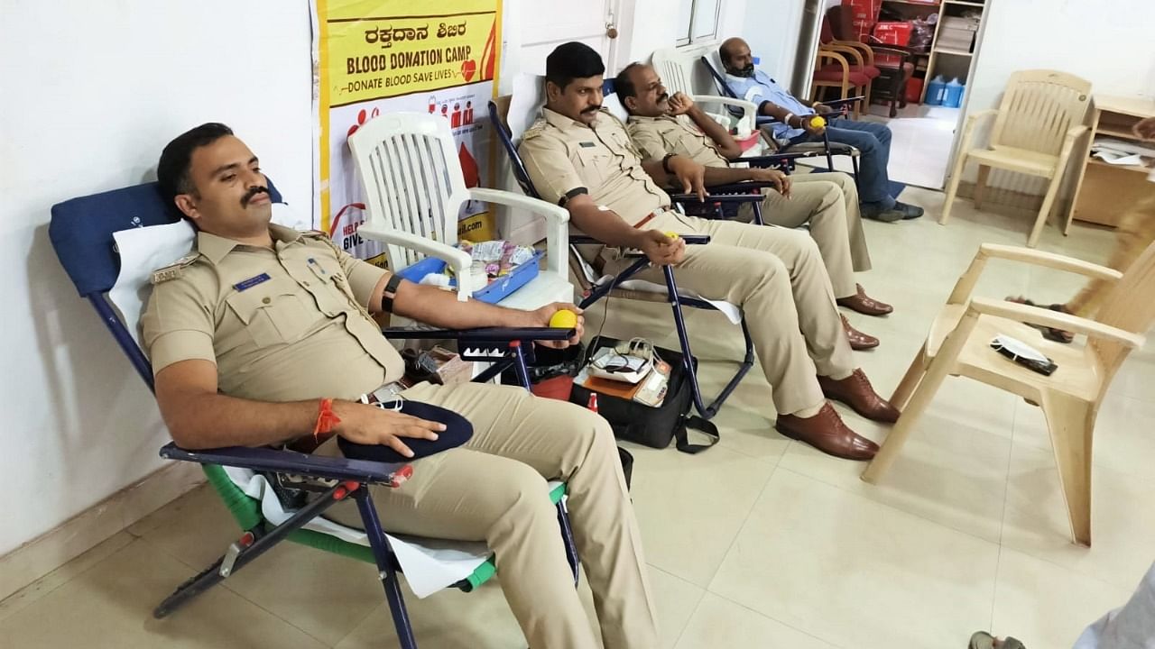 The blood donation camp was held at the office of DCP (West) in Upparpet on Saturday. Credit: Special Arrangement