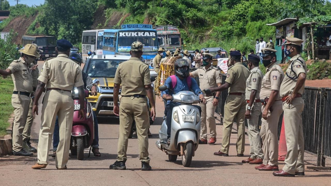 Police on high alert at Talpady check post near Mangaluru on Tuesday. Credit: DH Photo