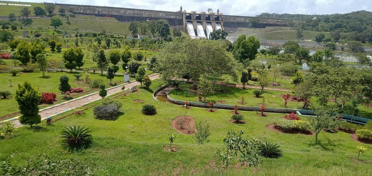 The park in front of Harangi reservoir.