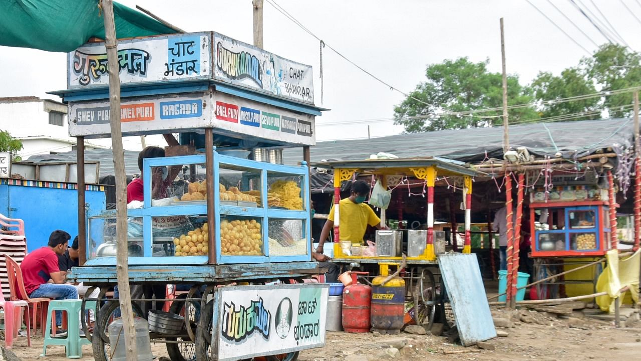 The panel, headed by Jagdambika Pal, also recommended preventing eviction of street vendors without formation and consultation of town vending committees. Credit: DH File Photo