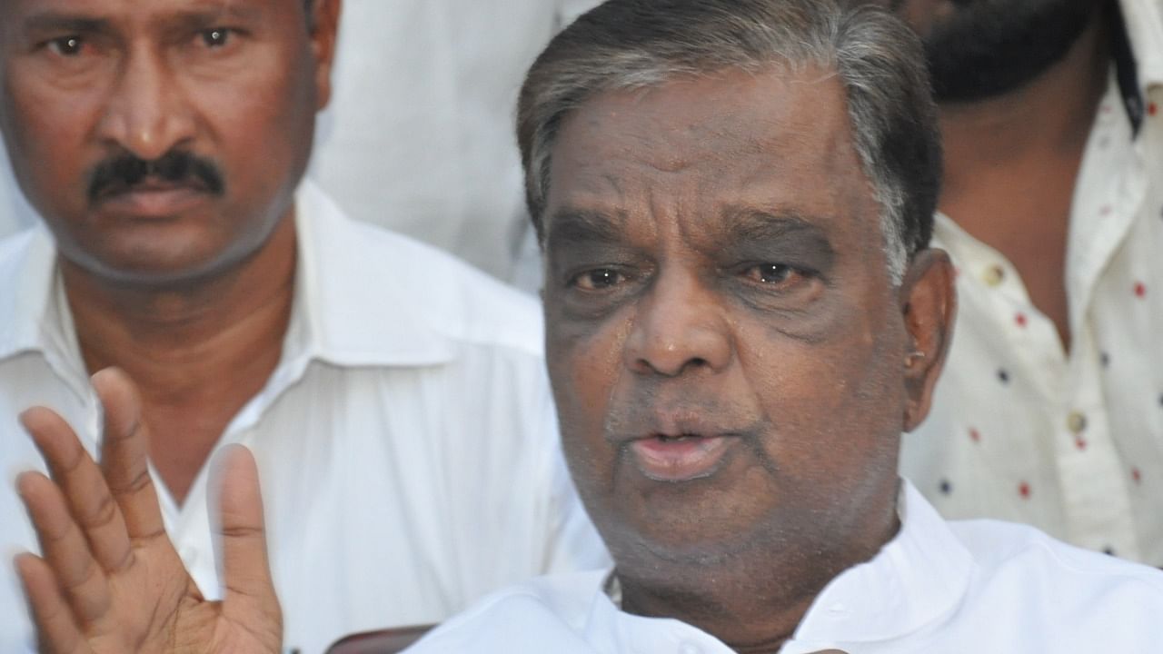 Veteran politician and BJP MP representing Chamarajanagar constituency V Srinivas Prasad. Credit: DH File Photo