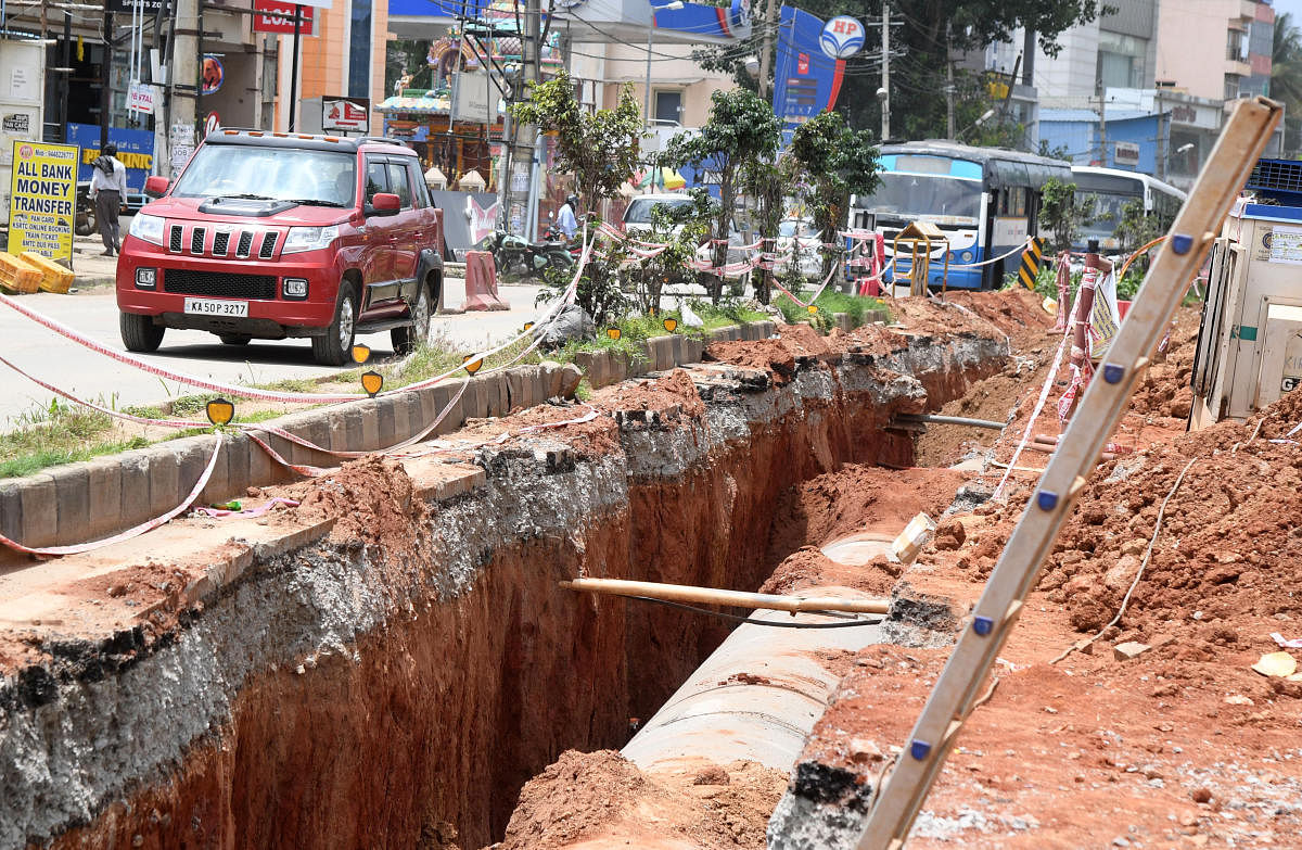 Such gross violations in safety precautions are common even outside the core city areas. This stretch of Hesaraghatta Road without protective barricades is a case in point. DH PHOTO / B H SHIVAKUMAR