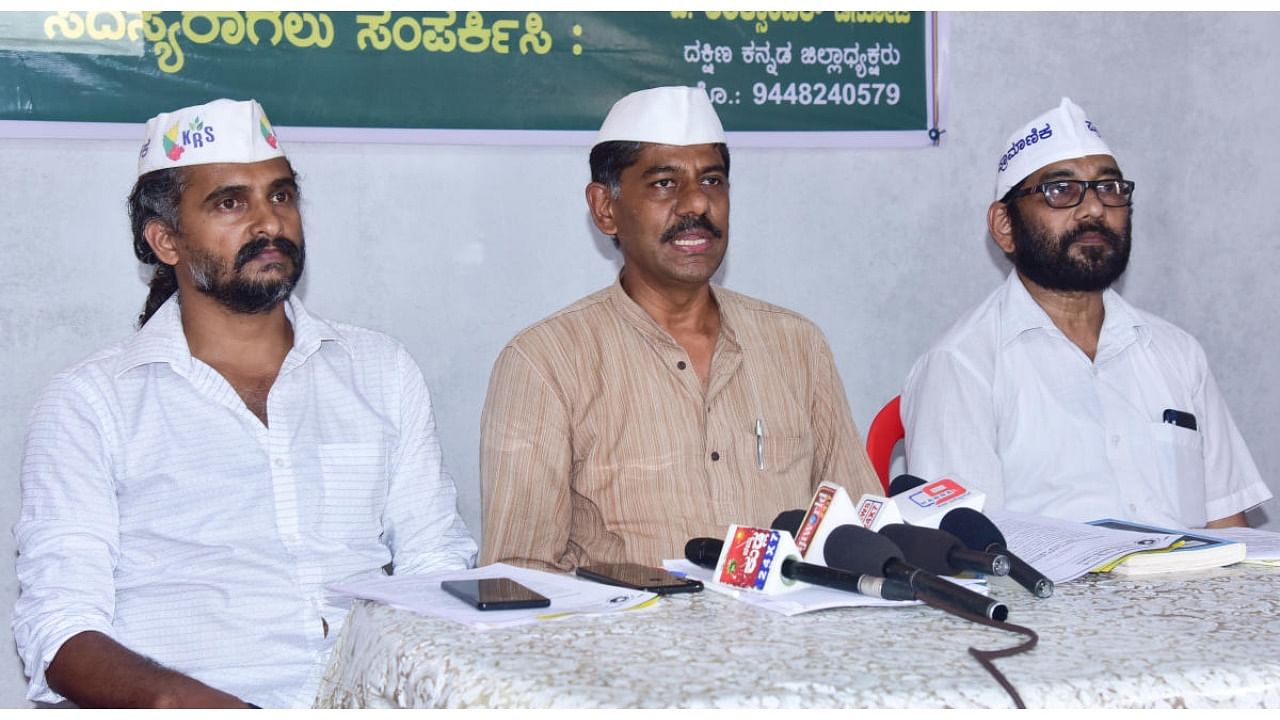 Karnataka Rashtra Samithi State President Ravi Krishna (centre). Credit: DH file photo