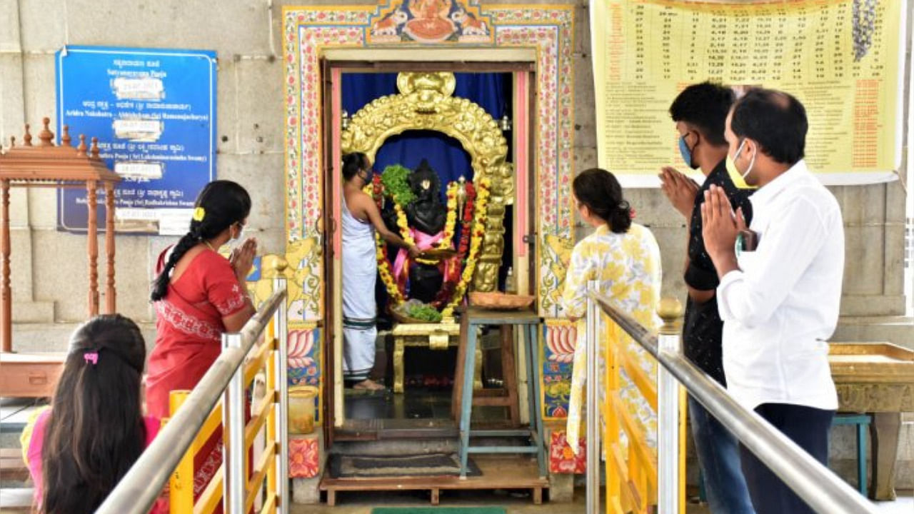 Devotees visit the Sri Radhakrishna Temple in Sanjaynagar while adhering to Covid-19 protocol. Credit: DH File Photo/Janardhan B K