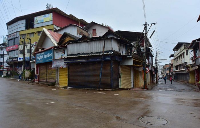 The Central Market in Mangaluru wears a deserted look in the wake of weekend curfew on Saturday. Credit: DH Photo
