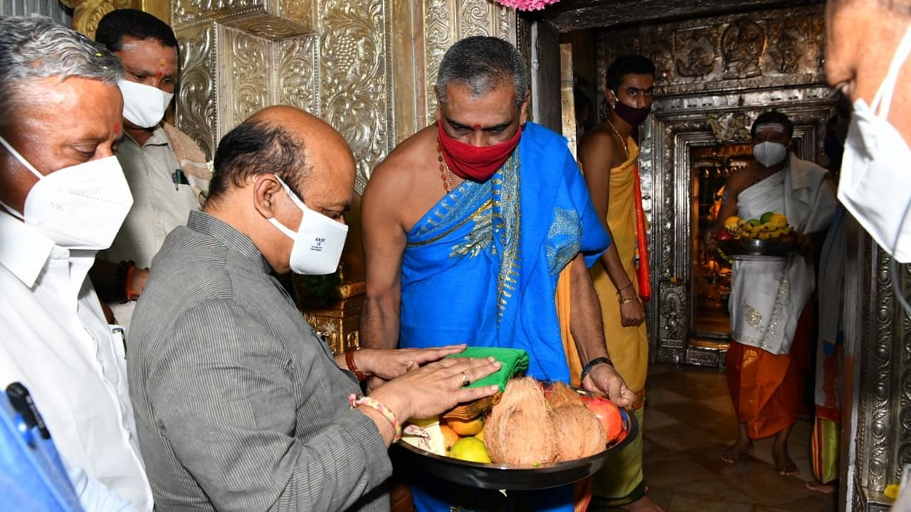 Karnataka CM Basavaraj Bommai during his visit to the Chamundeshwari Temple in Mysuru. Credit: Twitter/@CMofKarnataka