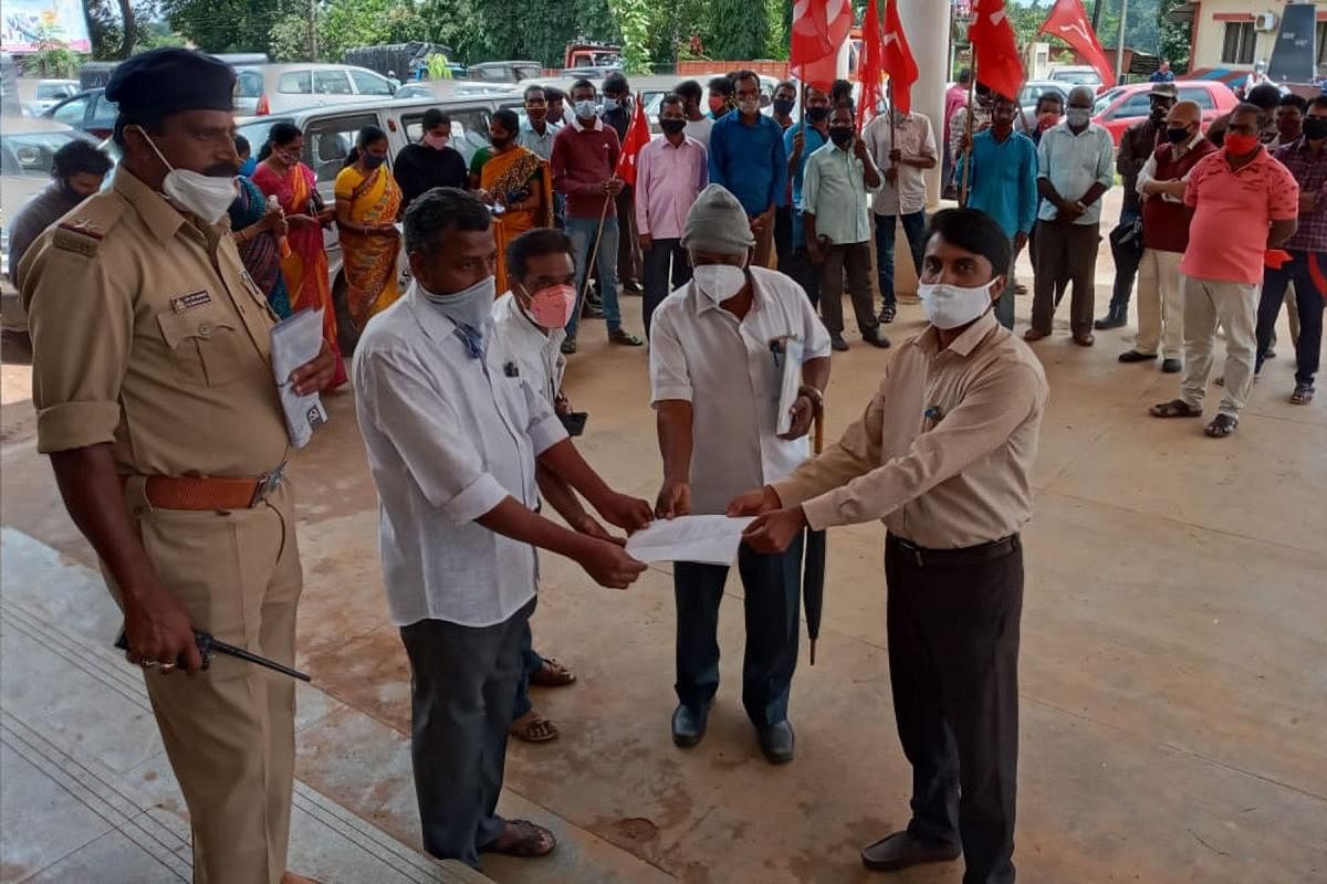 Protesters submit a memorandum to the deputy tahsildar in Virajpet on Monday.