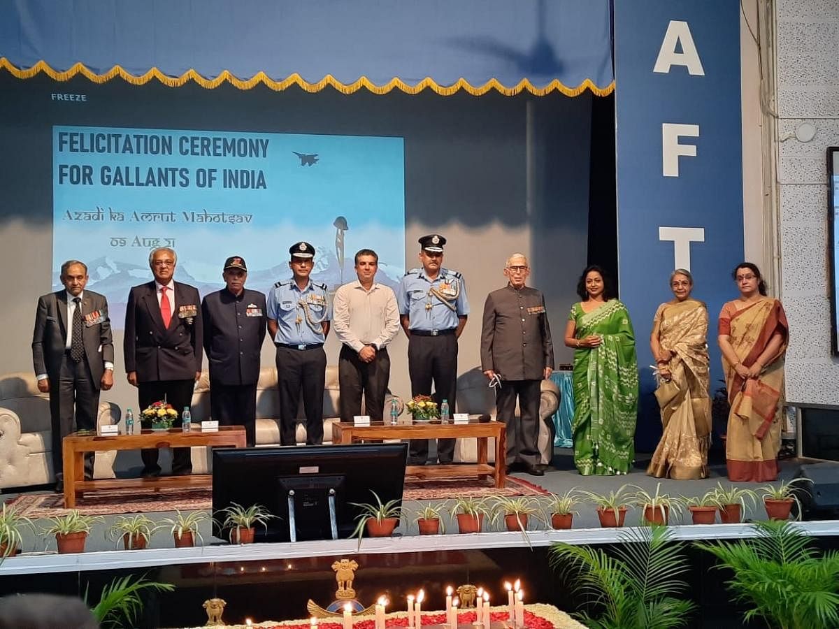 On the occasion of the 75th Independence Day and as part of the 'Azadi Ka Amrut Mahotsav', four gallantry awardees from Bengaluru who had participated in the 1965 and 1971 wars were honored. Credit: Defence PRO