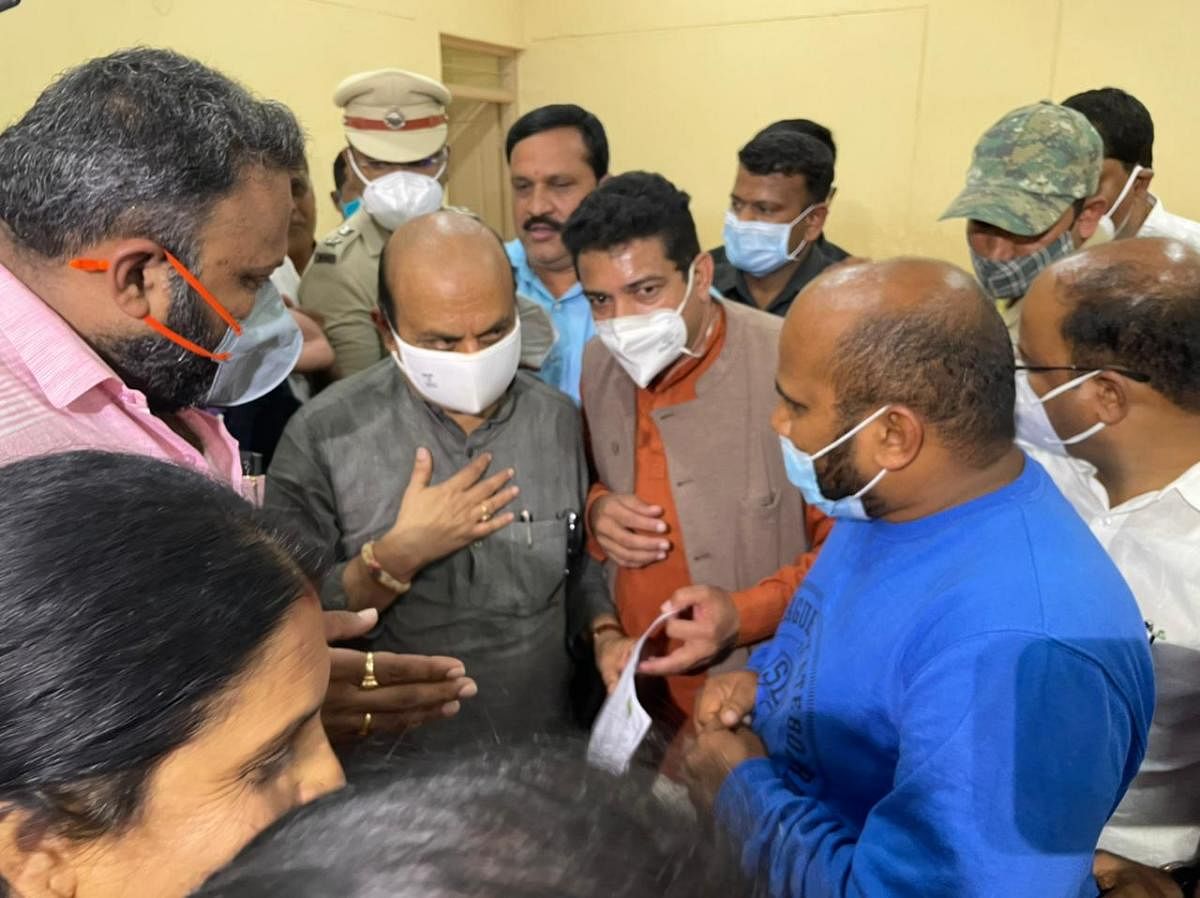 Members of Kodagu Pravasodhyama Avalambitara Okkuta discuss the weekend curfew with Chief Minister Basavaraj Bommai in Mysuru.