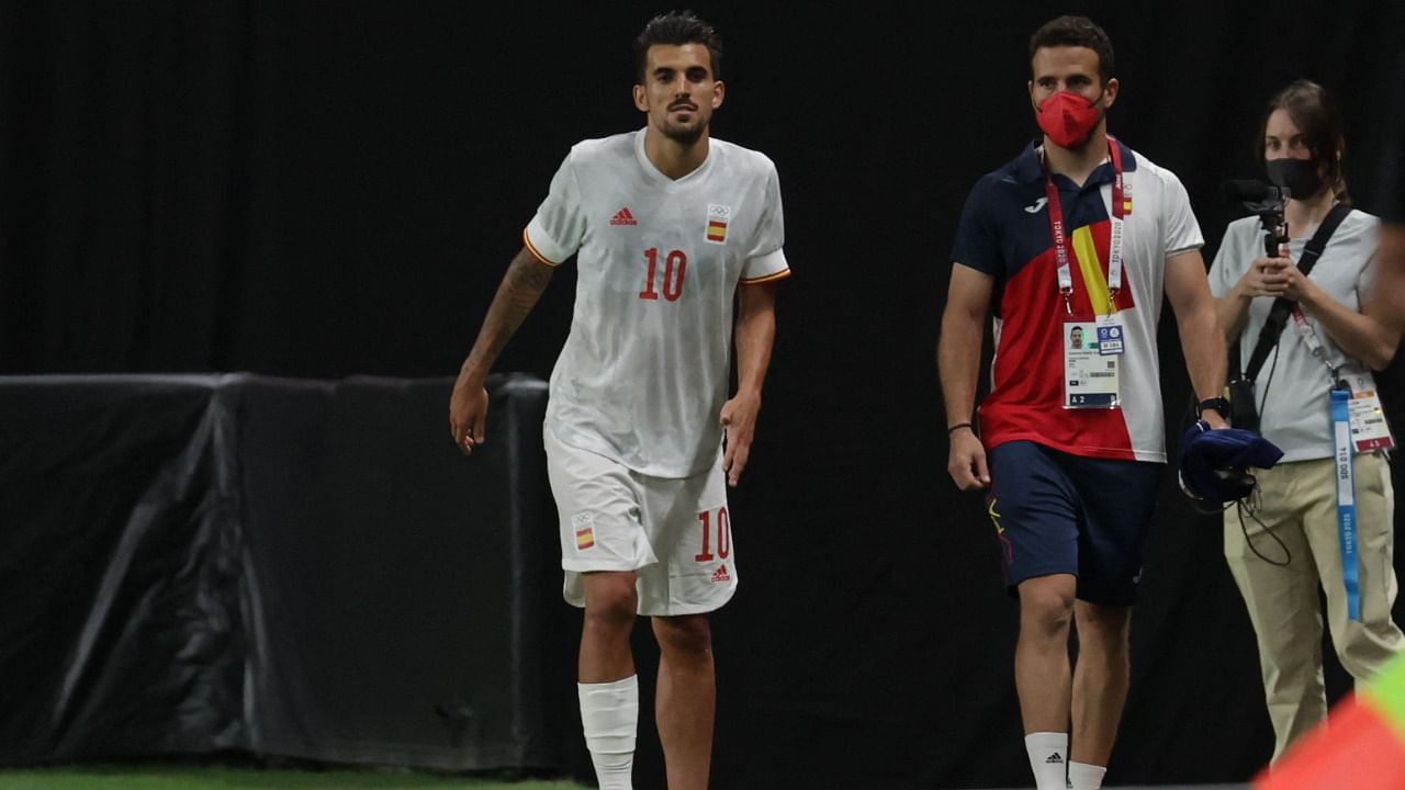 Dani Ceballos (C) looks on from the sidelines after getting injured. Credit: AFP Photo