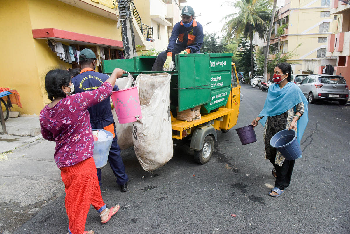 A total of 313 urban local bodies having 2.36 core population in the state generate 11,085 tonnes of municipal solid waste per day. Credit: DH File Photo