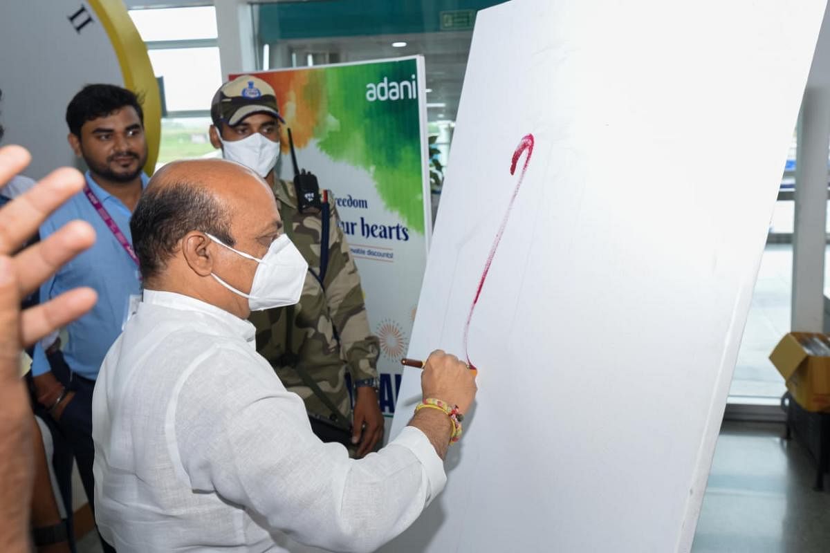 Karnataka Chief Minister Basavaraj S Bommai seen inaugurating an interactive art exhibition and camp. Credit: DH Photo