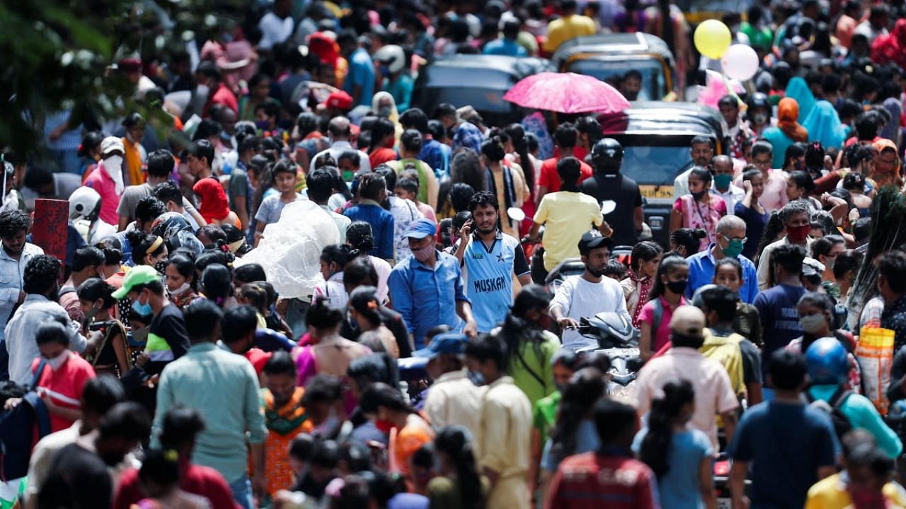 People walk at a crowded market amid the spread of the coronavirus disease (Covid-19) in Mumbai, India, August 11, 2021. Credit: Reuters Photo