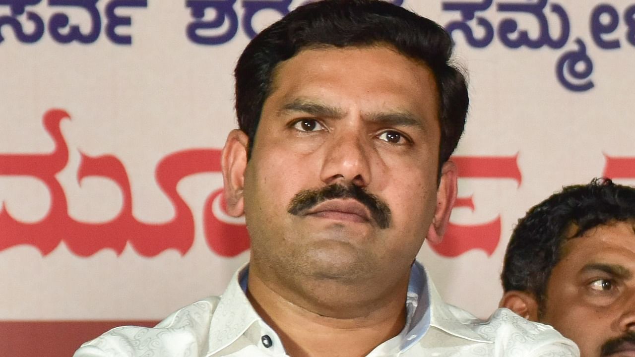 Yetnal, a senior party MLA from Vijayapura had repeatedly accused Vijayendra (pictured) of corruption. Credit: DH Photo