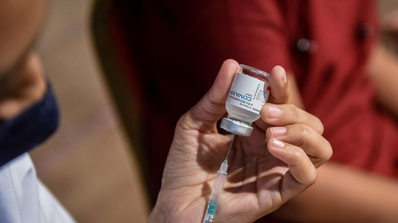 A health worker prepares a jab of the Covaxin vaccine against the Covid-19 coronavirus during a vaccination camp held in Ahmedabad on August 8, 2021. Credit: AFP Photo