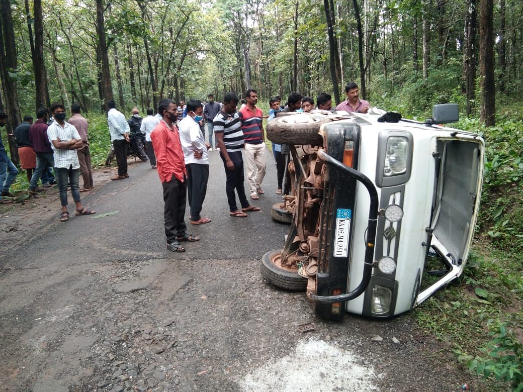 The car which toppled following elephant attack at Kundoor village in Mudigere taluk of Chikkamagaluru district. Credit: DH Photo