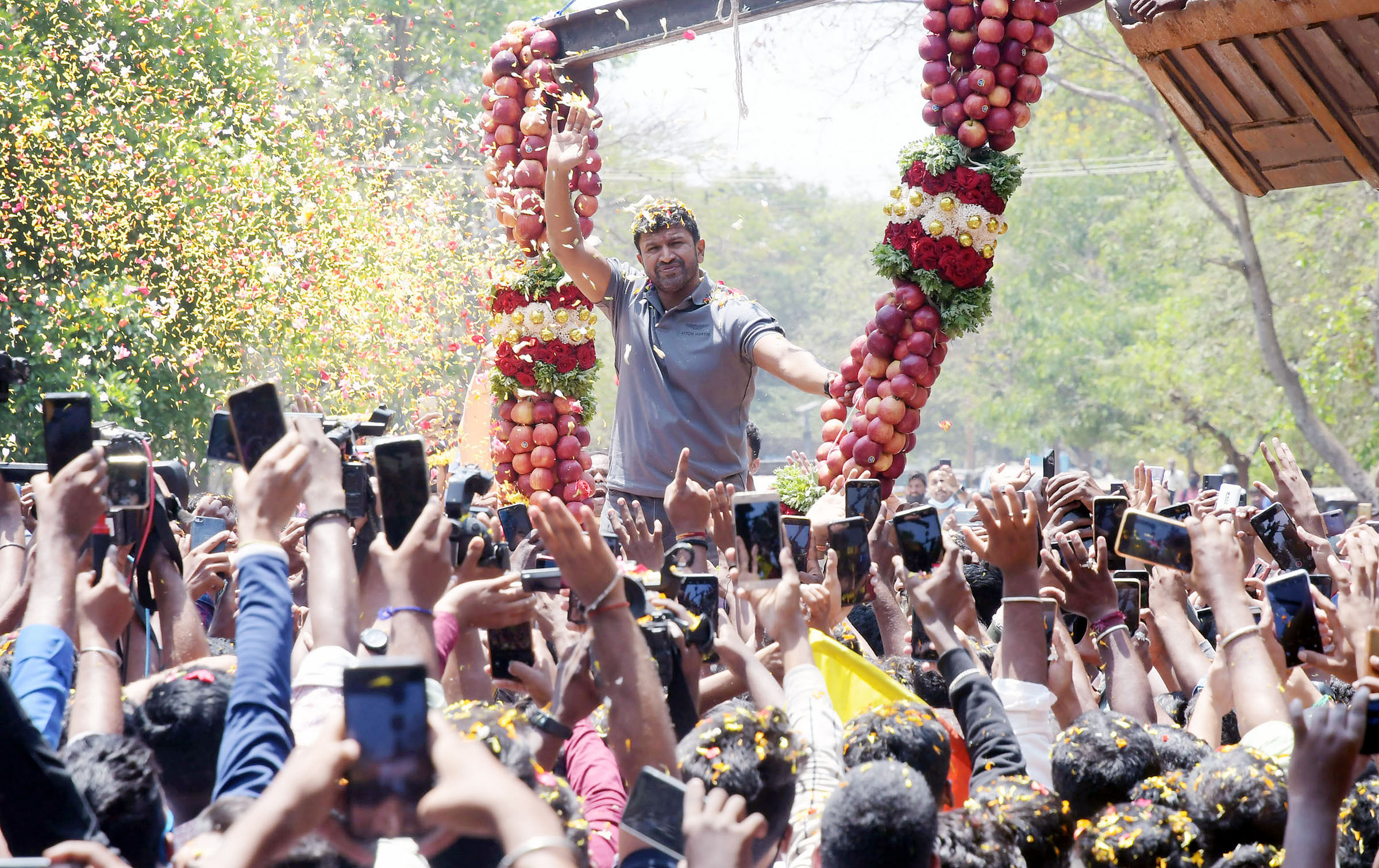Puneeth Rajkumar is welcomed with a huge garland of apples during the promotion of ‘Yuvarathnaa’ in Mysuru. DH PHOTO