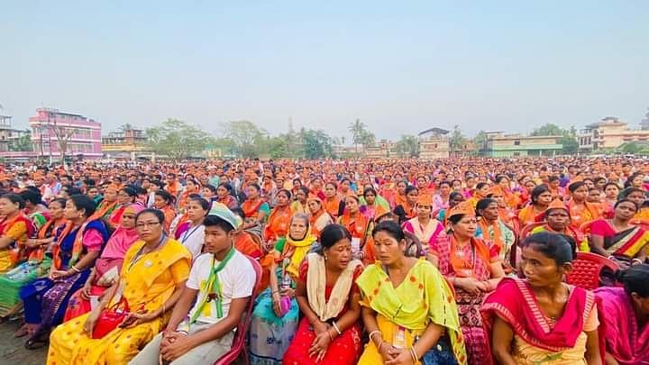 Voters in an election rally in Kokrajhar in Assam. DH Photo