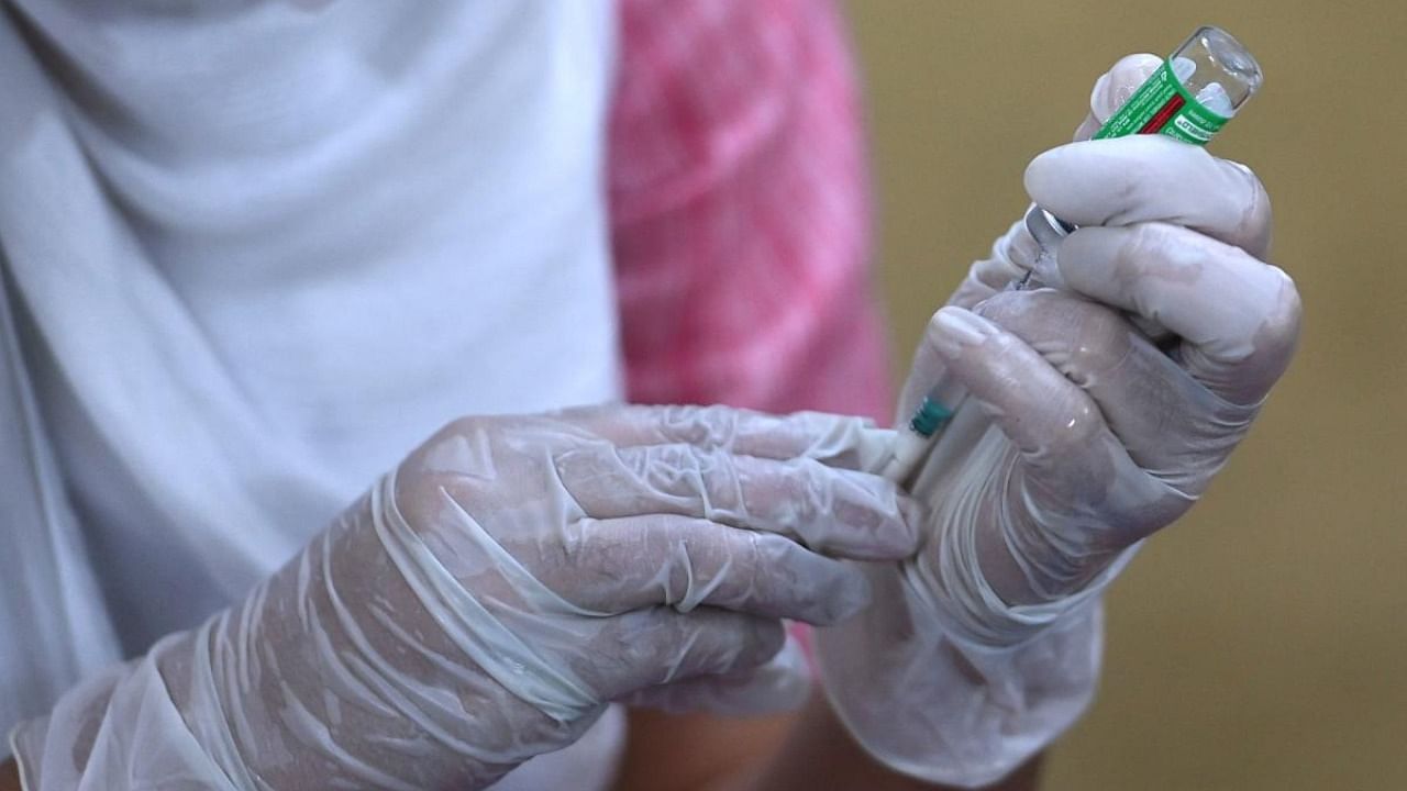 A health worker prepares a dose of the Covishield COVID-19 coronavirus vaccine at a vaccination centre. Credit: AFP Photo