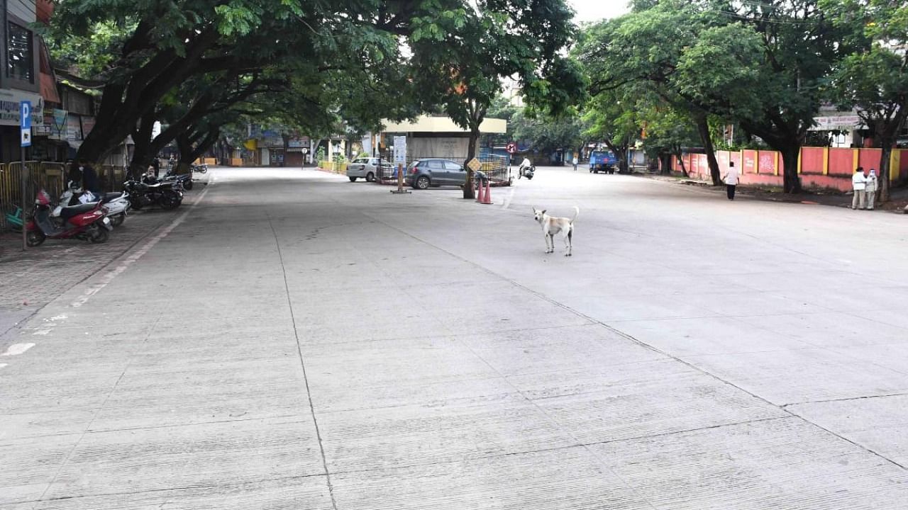 Otherwise busy Subhash Road in Dharwad wears a deserted look due to the complete lockdown. Credtt: DH Photo