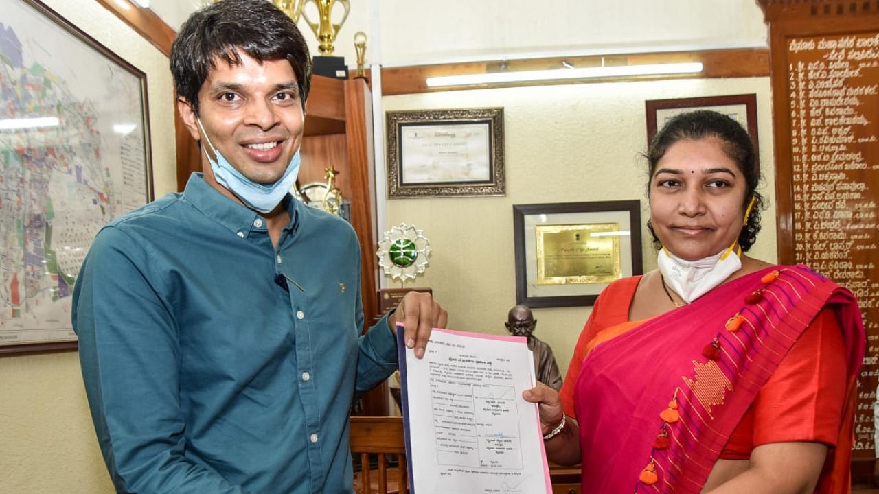 The outgoing Commissioner Shilpa Nag handed over the charges to G Lakshmikanth Reddy. Credit: DH Photo