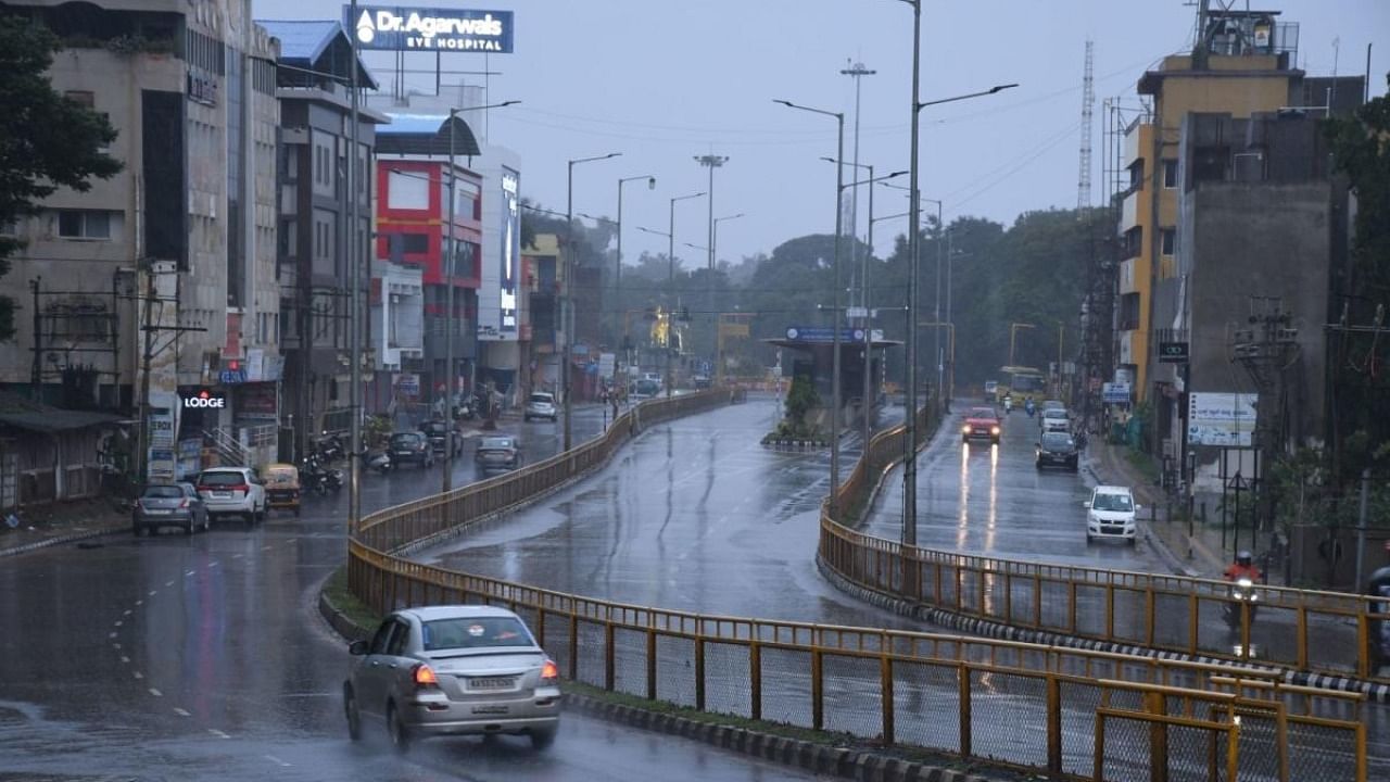 Dharwad roads deserted due to heavy rain and Covid-induced lockdown. Credit: DH Photo