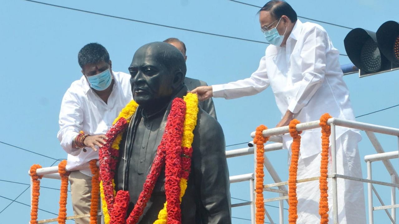  Vice President M. Venkaiah Naidu garlands the statue of former Prime Minister PV Narasimha Rao on his 100th birth anniversary, in Visakhapatnam. Credit: PTI Photo