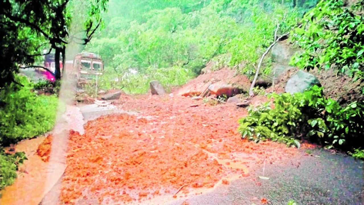 A landslide near Chorla-Kanakumbi in Khanapur taluk hits traffic on Belagavi-Panaji highway on Friday. Credit: DH Photo
