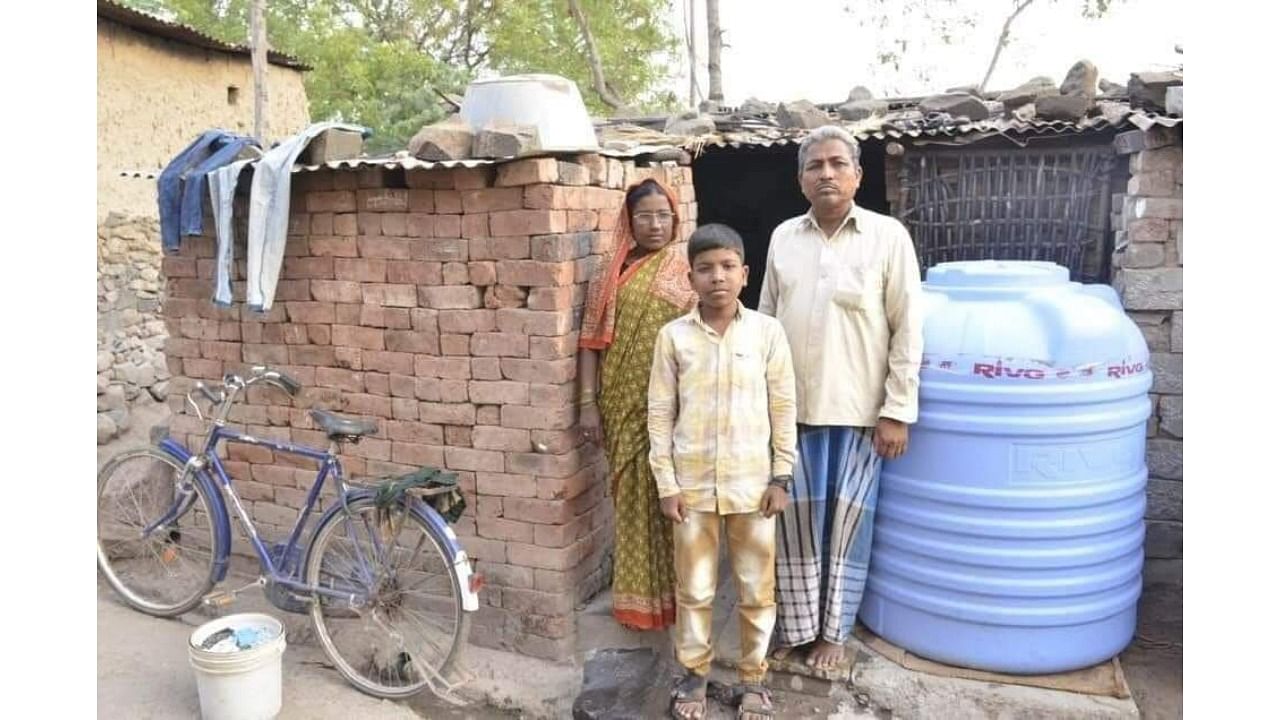 Mateen Jamadar is seen with his parents. Credit: Special Arrangement 