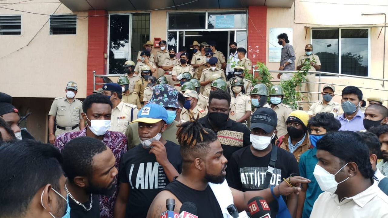 Congo nationals gather in front of JC Nagar police station. Credit: DH Photo