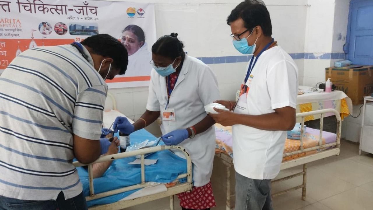 Pilgrims being treated by doctors during health camp organised by Amrita Hospitals during Khumb Mela at Haridwar. Credit: DH Photo