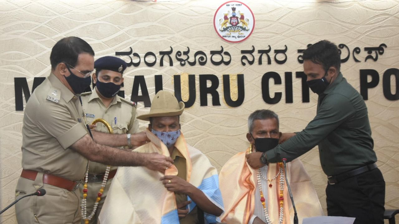 City police commissioner N Shashi Kumar felicitated ASI Harish and Constable Vijay Kumar, at City Police Commissioner's office on Monday. DH Photo