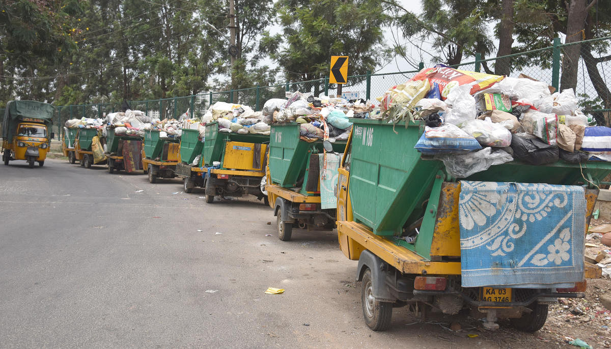 Tipper autos collect garbage from Bengalurun eighbourhoods. The additional fee of Rs 200 will be used to pay garbage collection contractors, say BBMP officials. DH Photo by S K Dinesh