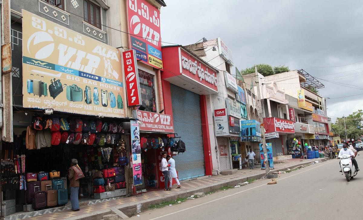 The shops and commercial establishments in Ballari city have decided to down their shutters after 3 in the noon every day as a measure for preventing the spread of Covid-19. The decision came into effect on Friday.