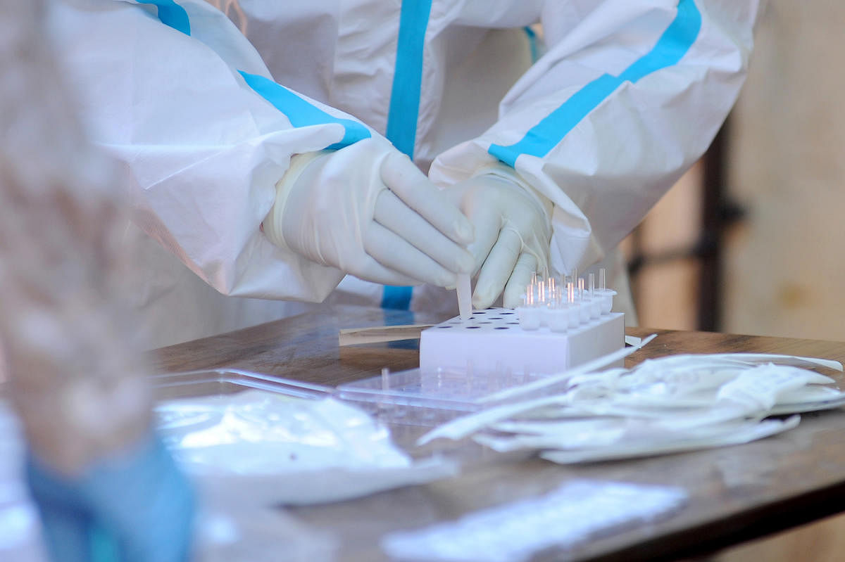 Health workers conduct COVID-19 rapid antigen tests at Srinagar, Bengaluru. DH Photo/Pushkar V