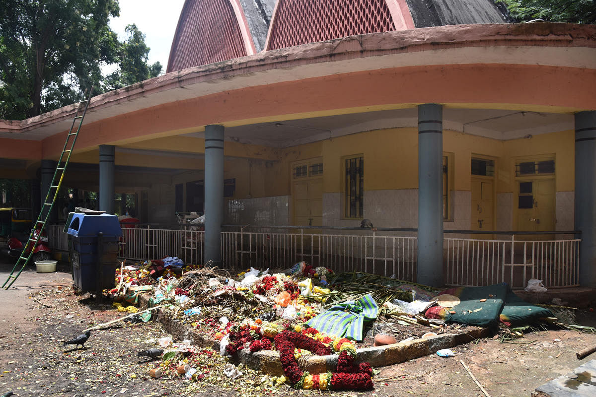 A pile of garbage, discarded garlands and other material used for rituals outside the Wilson Garden Electric Crematorium. DH Photos by SK Dinesh
