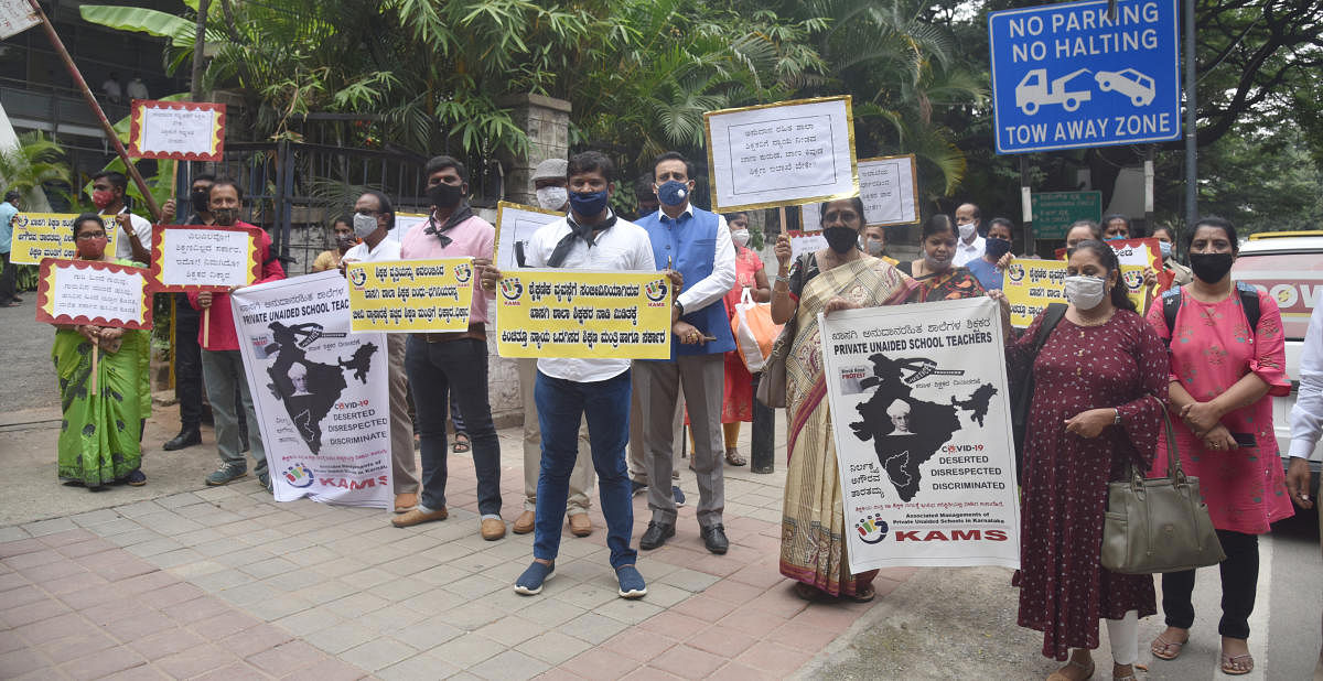 On September 5, the Associated Managements of Primary and Secondary Schools in Karnataka (KAMS) organised a ‘Black Band Protest’ against 'government apathy' to private unaided schools. It says school teachers were deserted, disrespected and discriminated against during the pandemic. DH Photo SK Dinesh